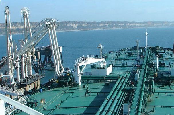 Tanker_unloading_crude_oil