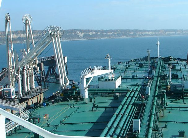 Tanker_unloading_crude_oil